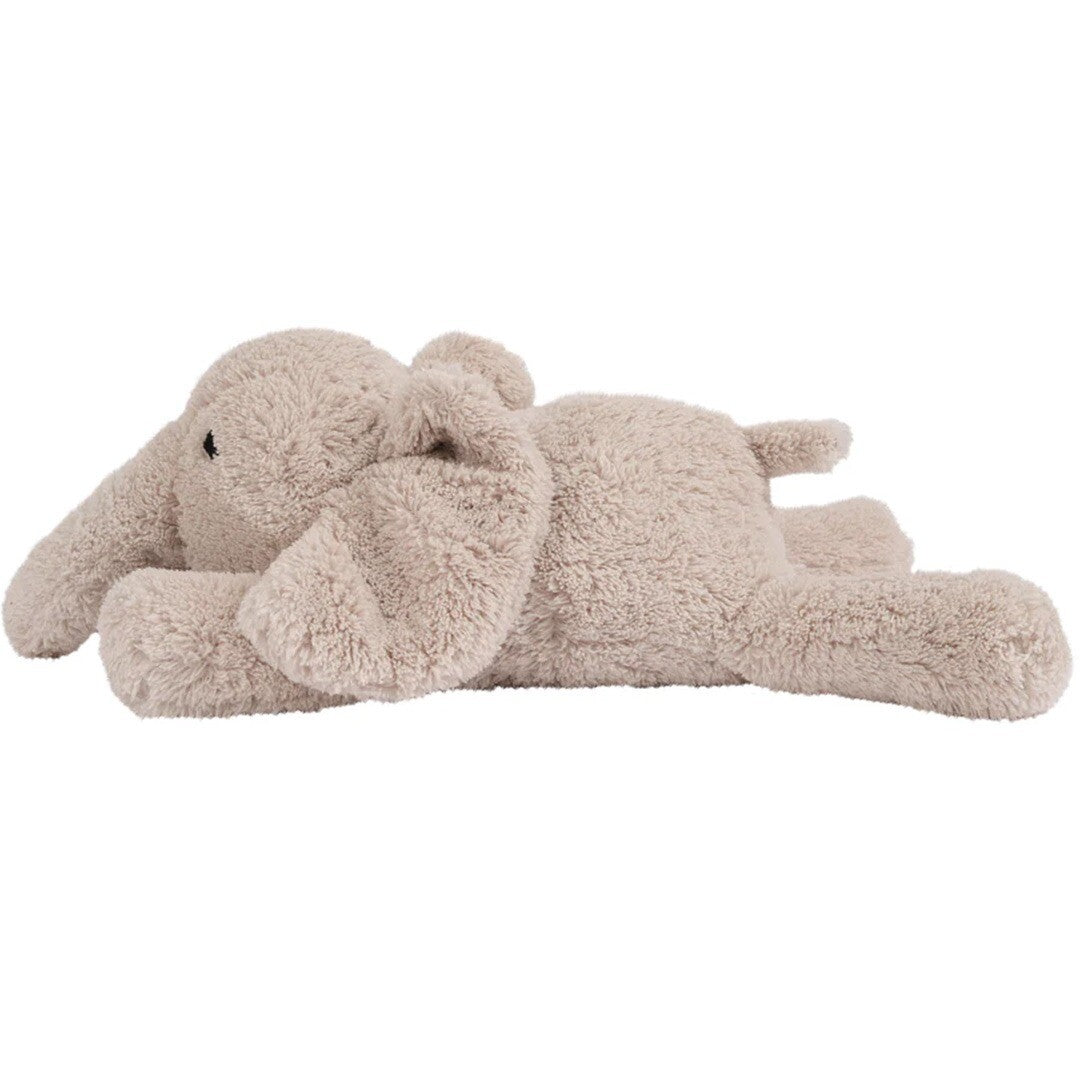 Een beige flow amsterdam pluchen olifant ligt op zijn zij op een witte achtergrond.