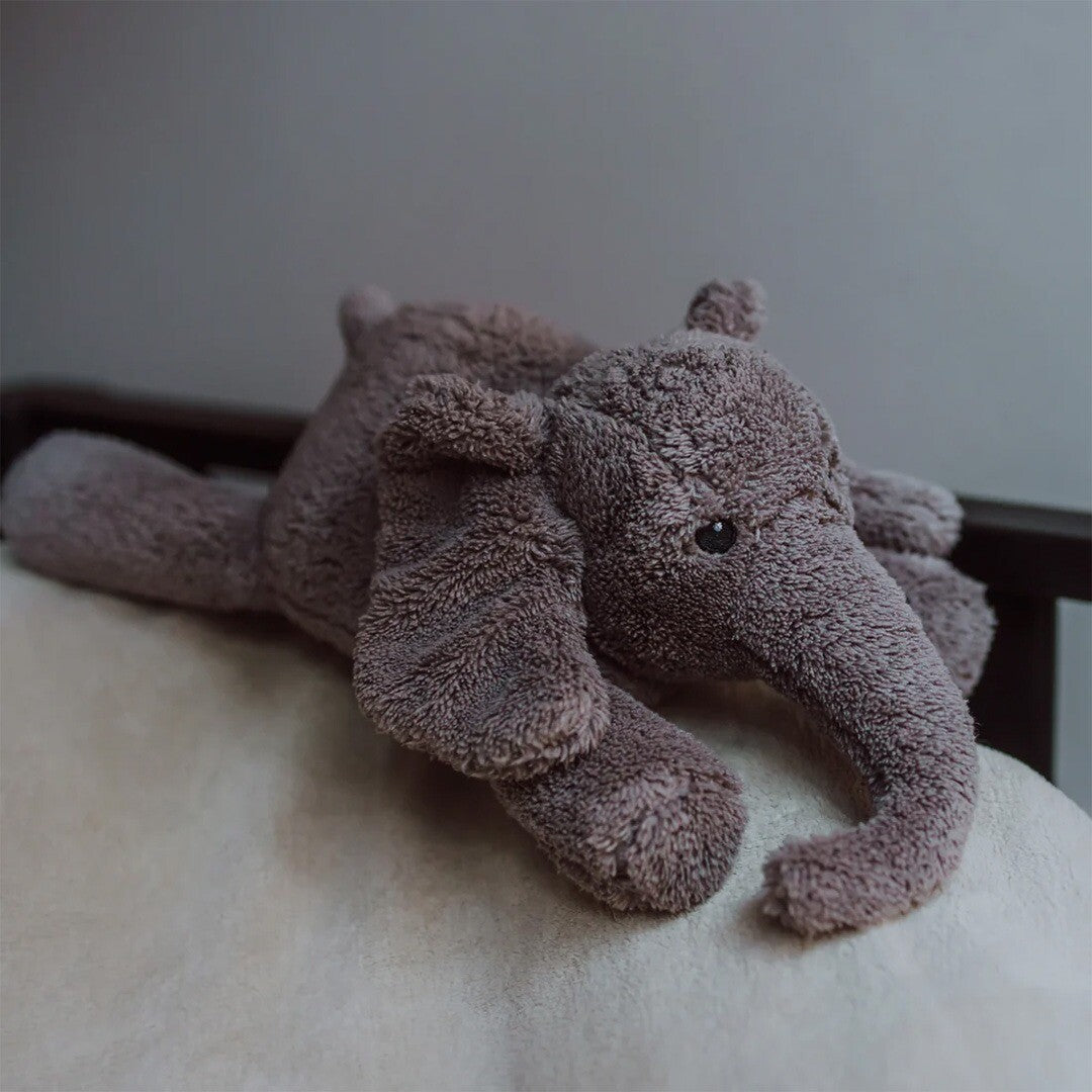 Grijze flow amsterdam knuffelolifant met hartslagfunctie, schuin van voren gefotografeerd.