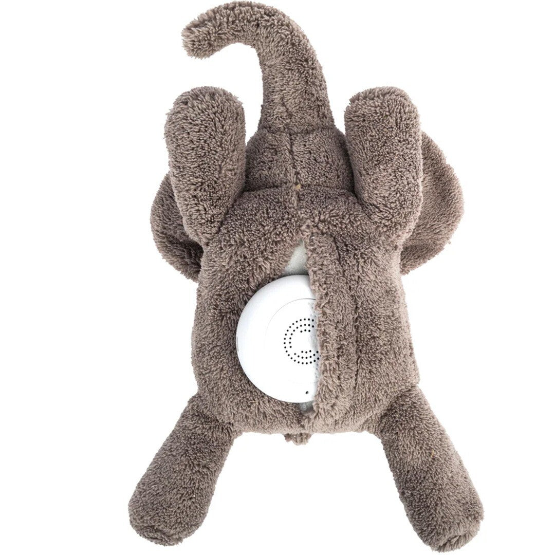 De grijze knuffelolifant van flow amsterdam op de rug, met de hartslagmodule zichtbaar in de buik.