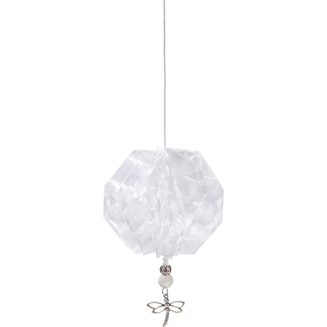 Een witte, gevouwen decoratie gemaakt van 3D folie, hangend aan een draad met een libelle.