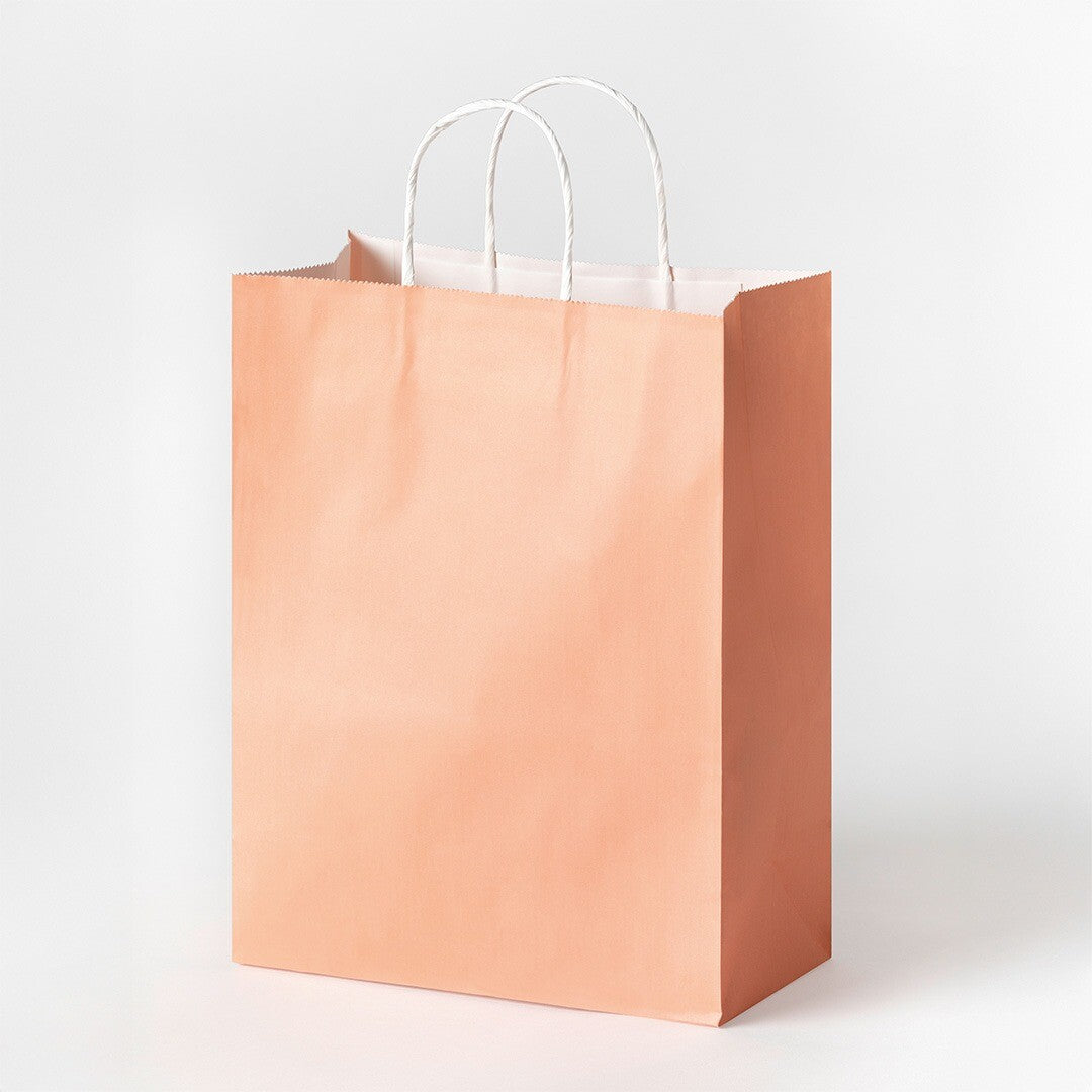 Een lichtoranje papieren cadeautasje met witte handvatten.