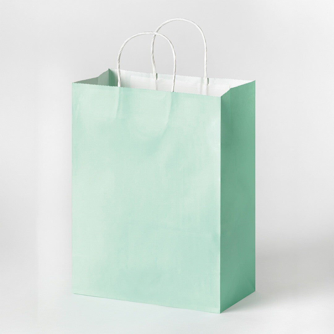 Een mintgroen papieren cadeautasje met witte handvatten.