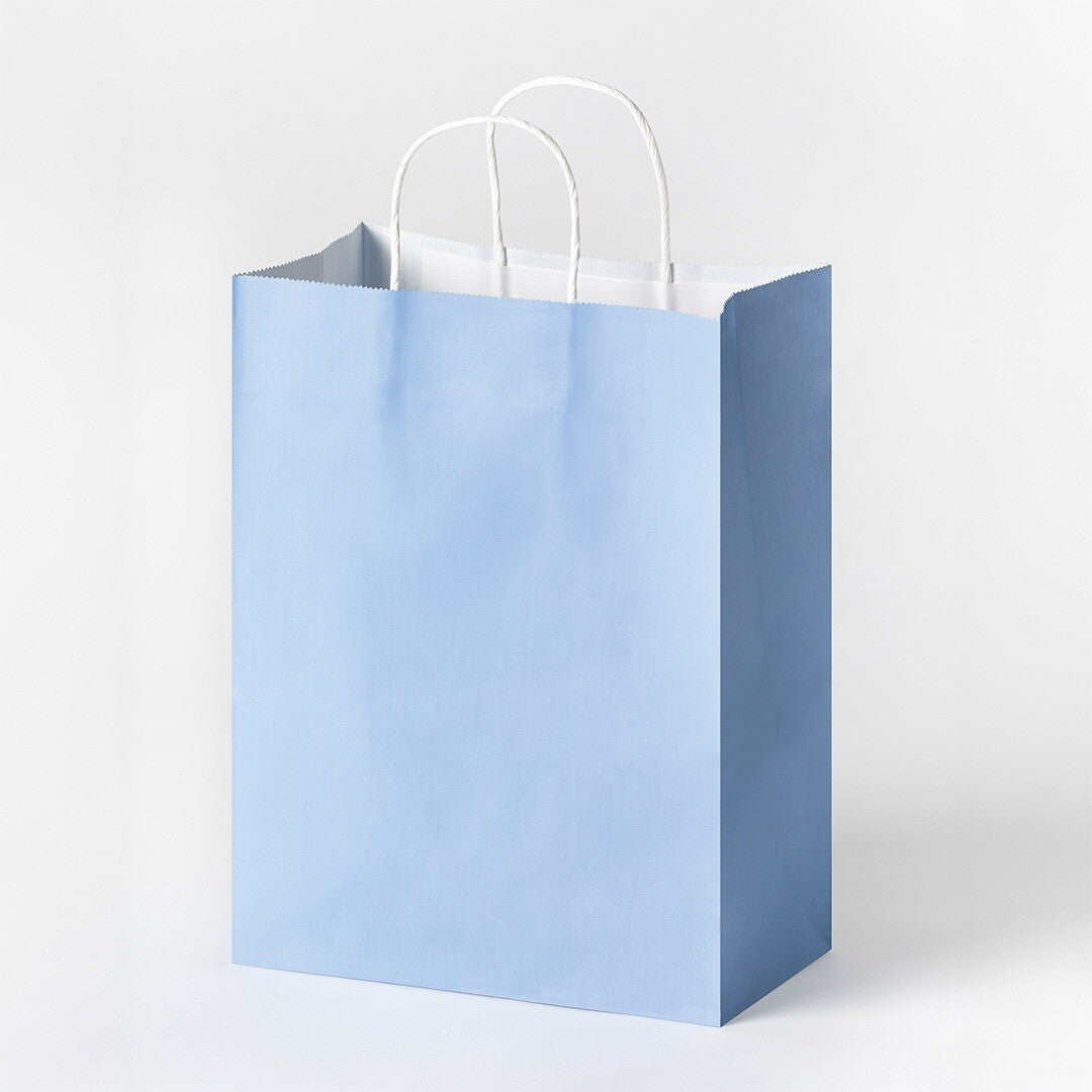 Een lichtblauw papieren cadeautasje met witte handvatten.