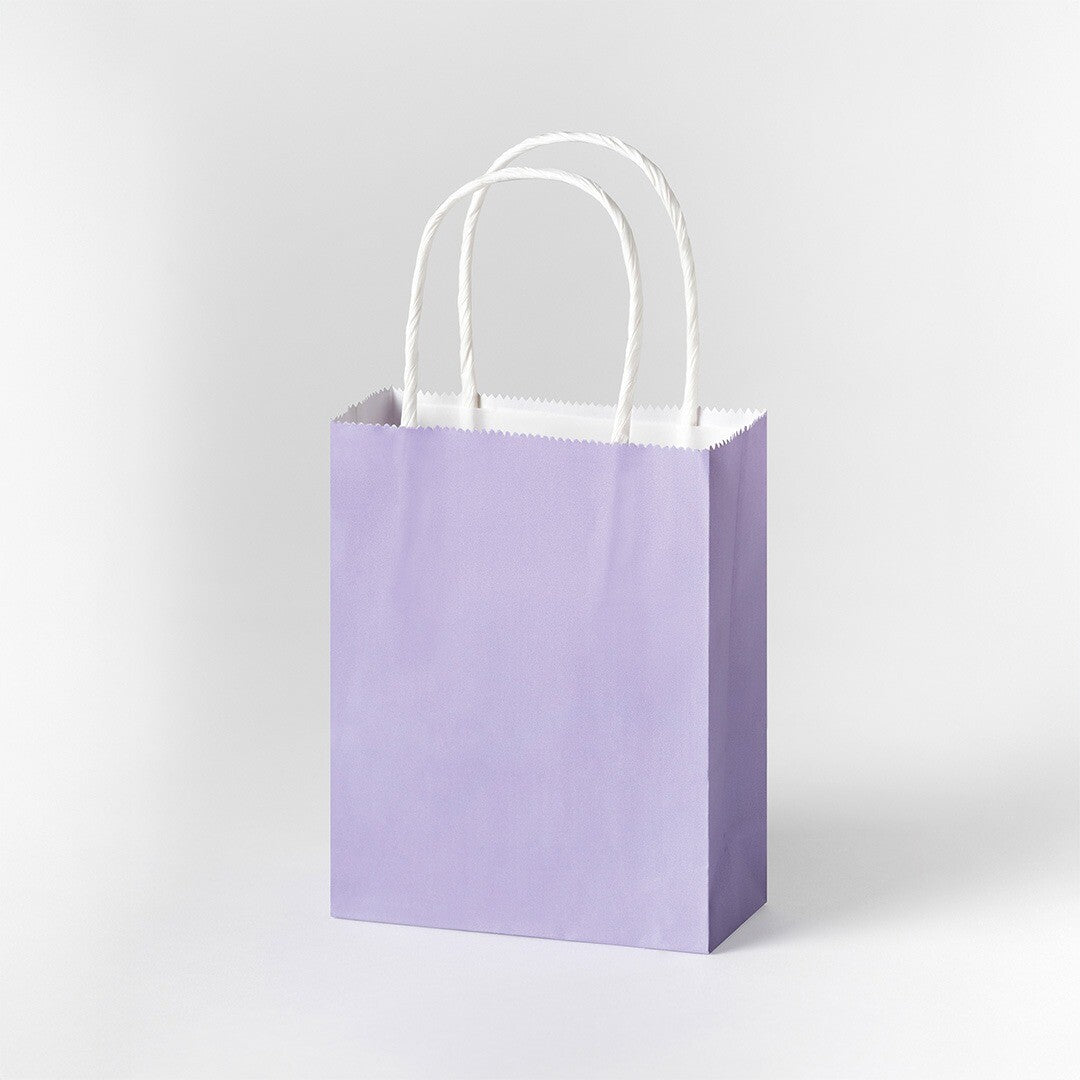 Een klein paars folia cadeauzakje met witte handvatten.