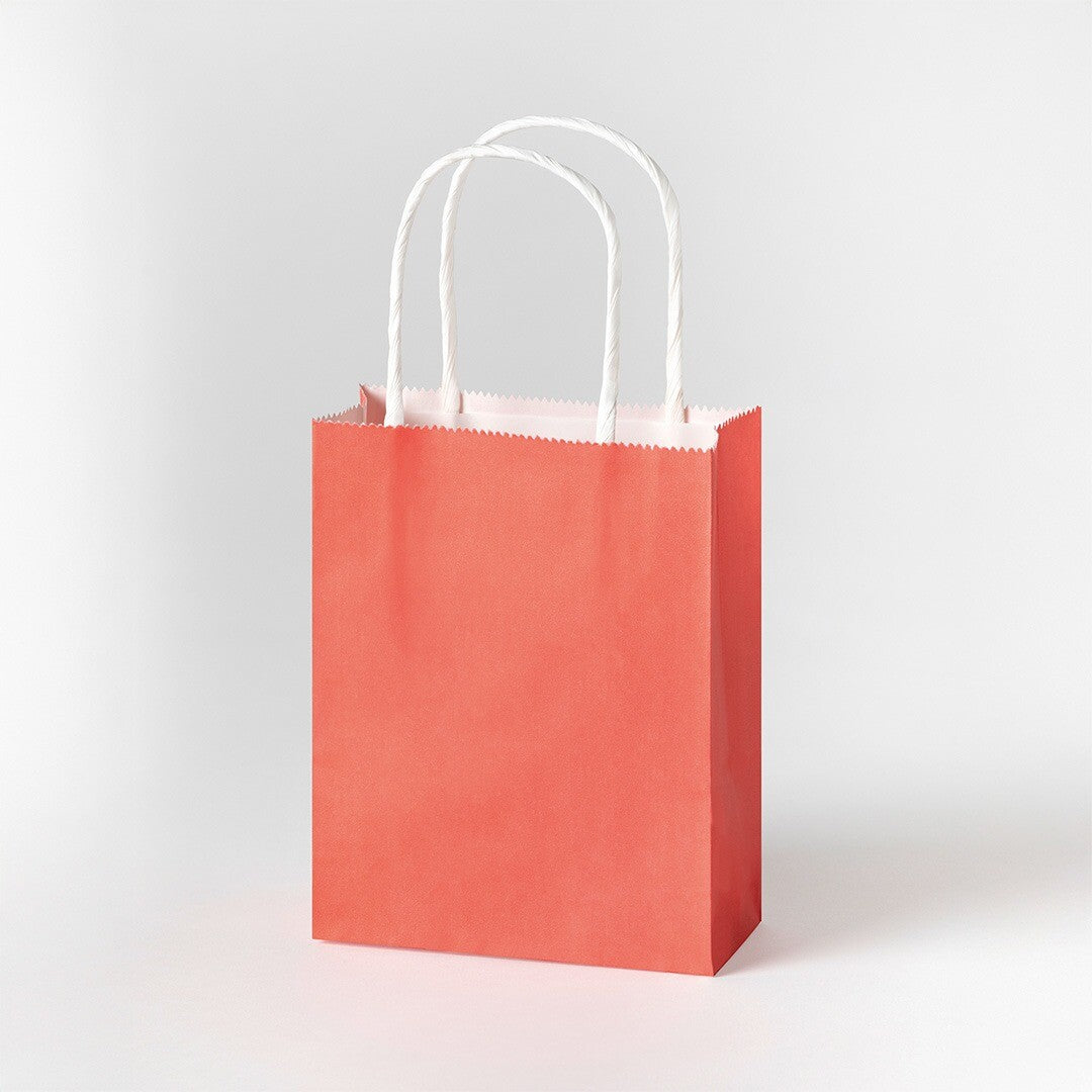 Een klein oranjerood folia cadeauzakje met witte handvatten.