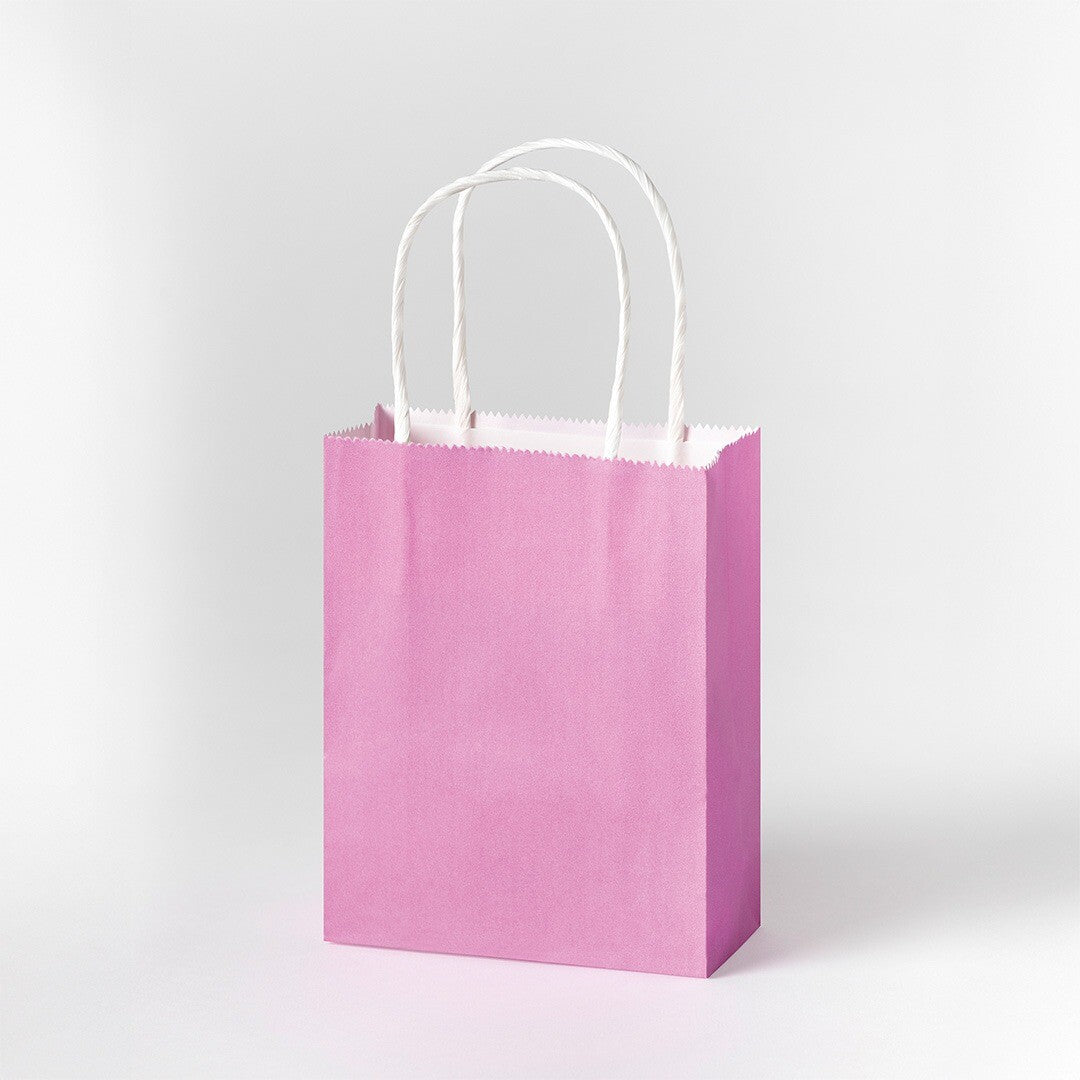 Een klein roze folia cadeauzakje met witte handvatten.