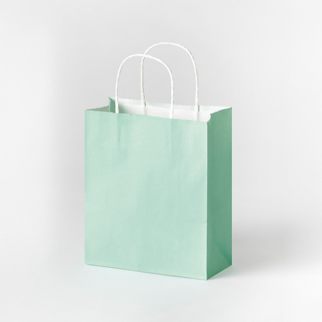 Een mintgroen Folia papieren cadeauzakje met witte handvatten.