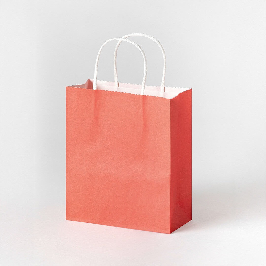 Een koraalrood Folia papieren cadeauzakje met witte handvatten.