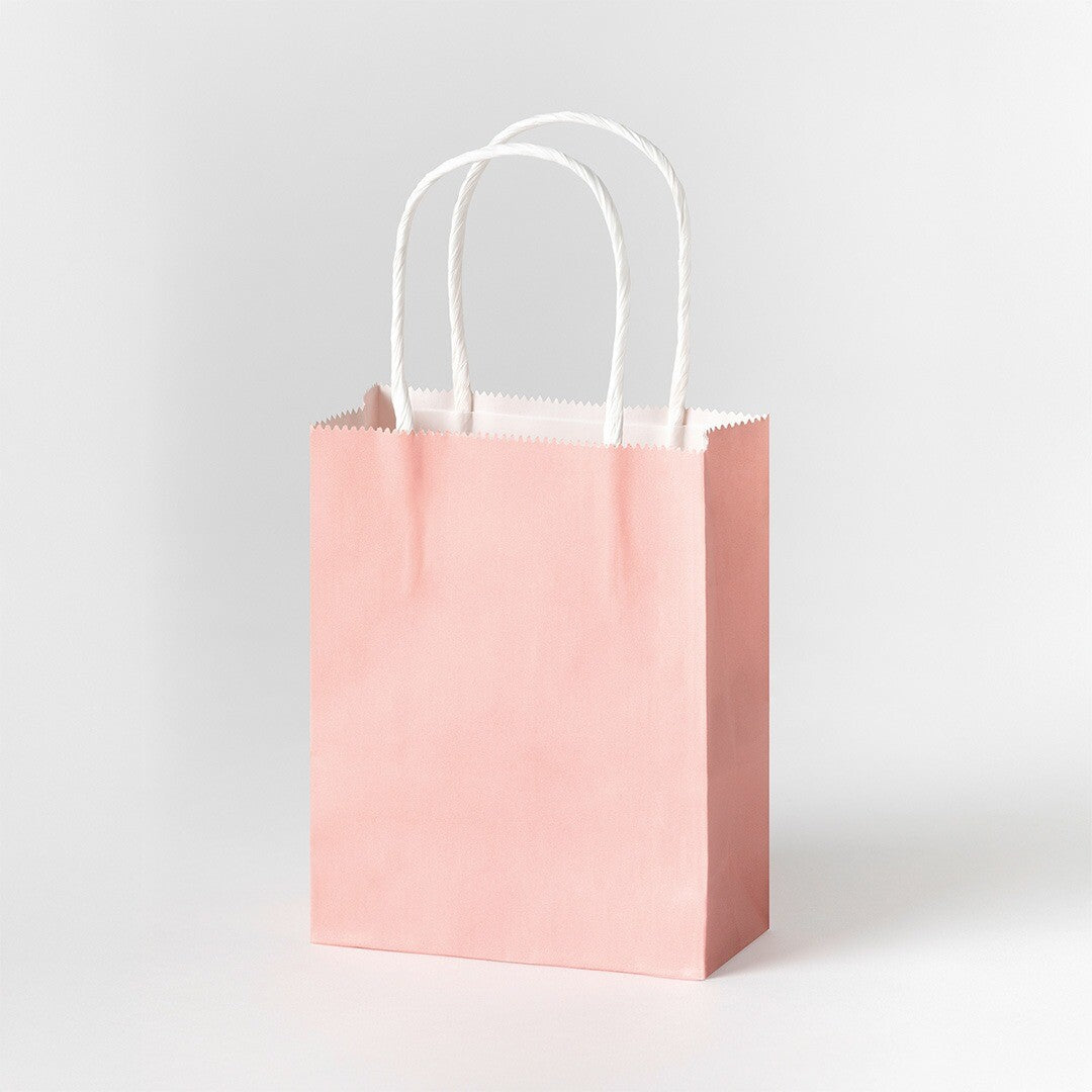 Een enkel lichtroze Folia pastel cadeauzakje met witte handvatten.