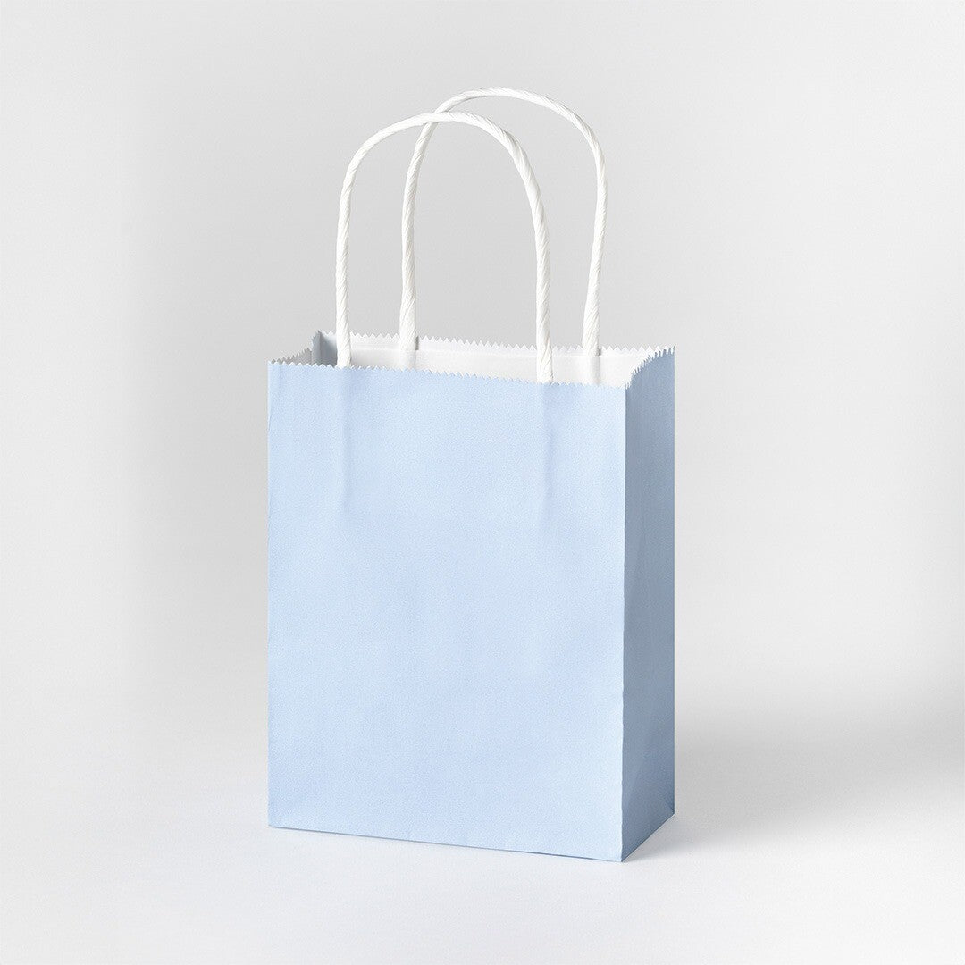 Een enkel lichtblauw Folia pastel cadeauzakje met witte handvatten.