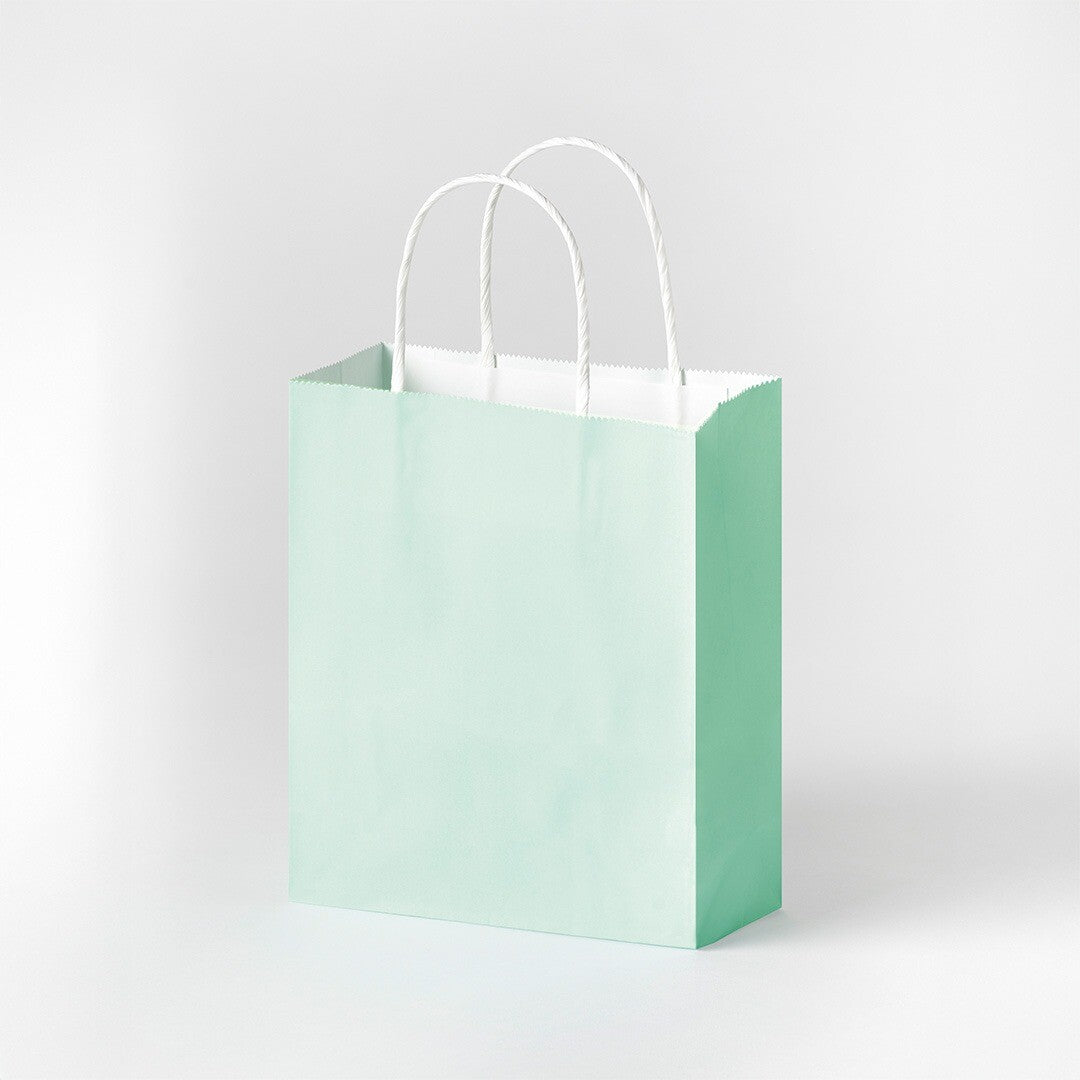 Een lichtgroen folia papieren cadeauzakje met witte handvatten.