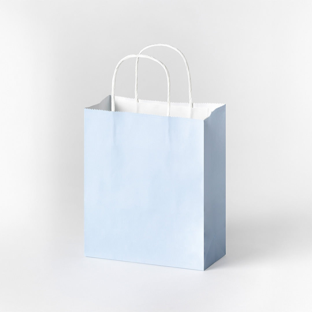 Een lichtblauw folia papieren cadeauzakje met witte handvatten.
