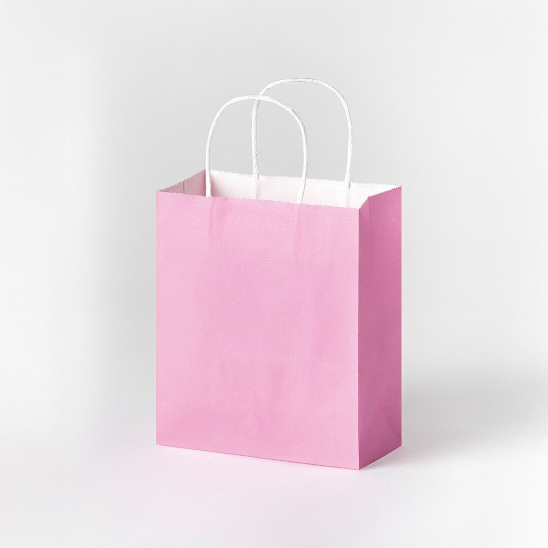 Een roze folia papieren cadeauzakje met witte handvatten.
