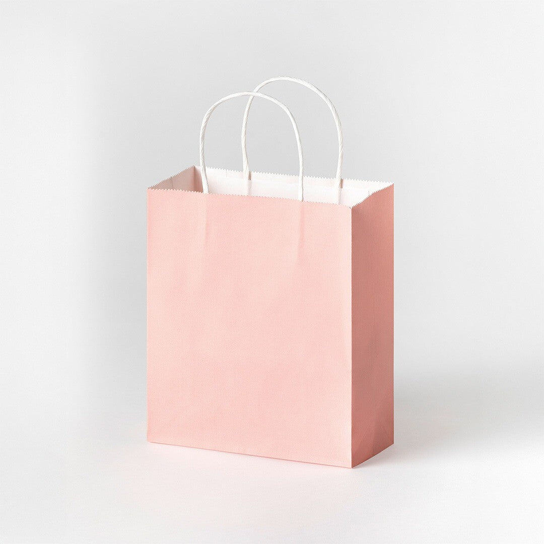 Een lichtroze folia papieren cadeauzakje met witte handvatten.