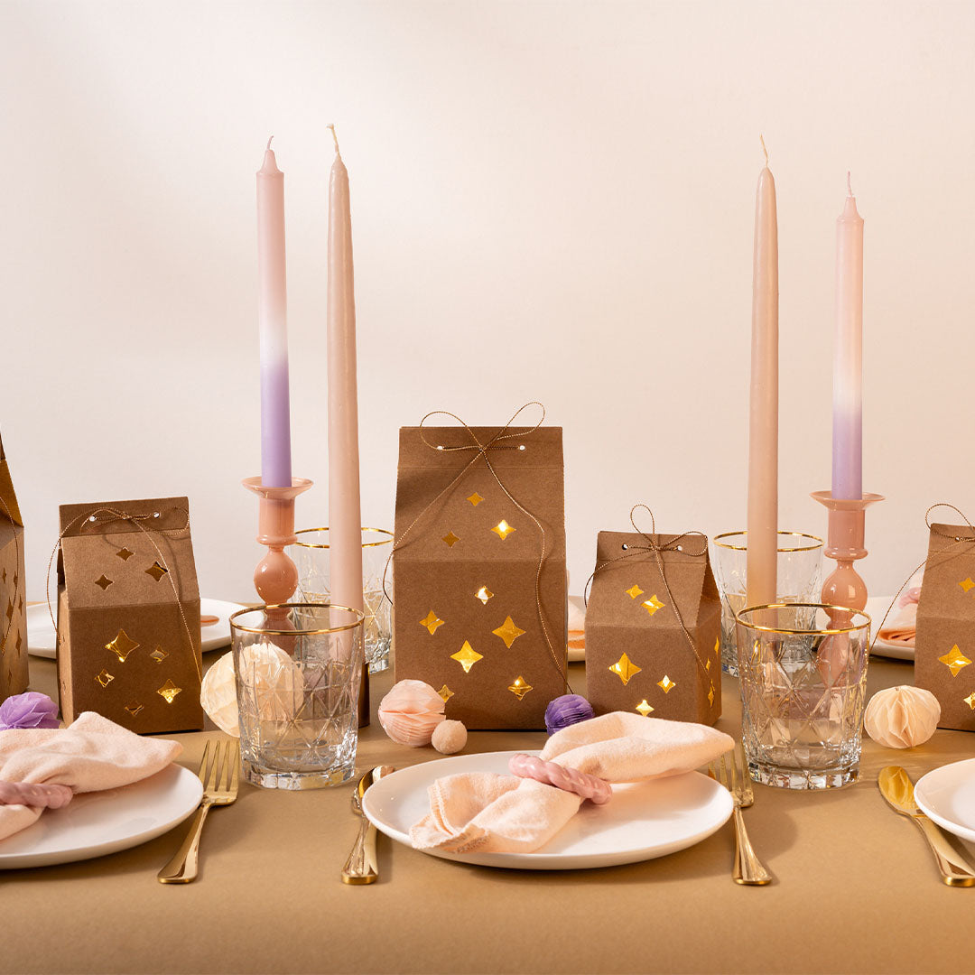 Feestelijk gedekte tafel met Folia papieren cadeauzakjes met sterren als sfeervolle lichtjes.