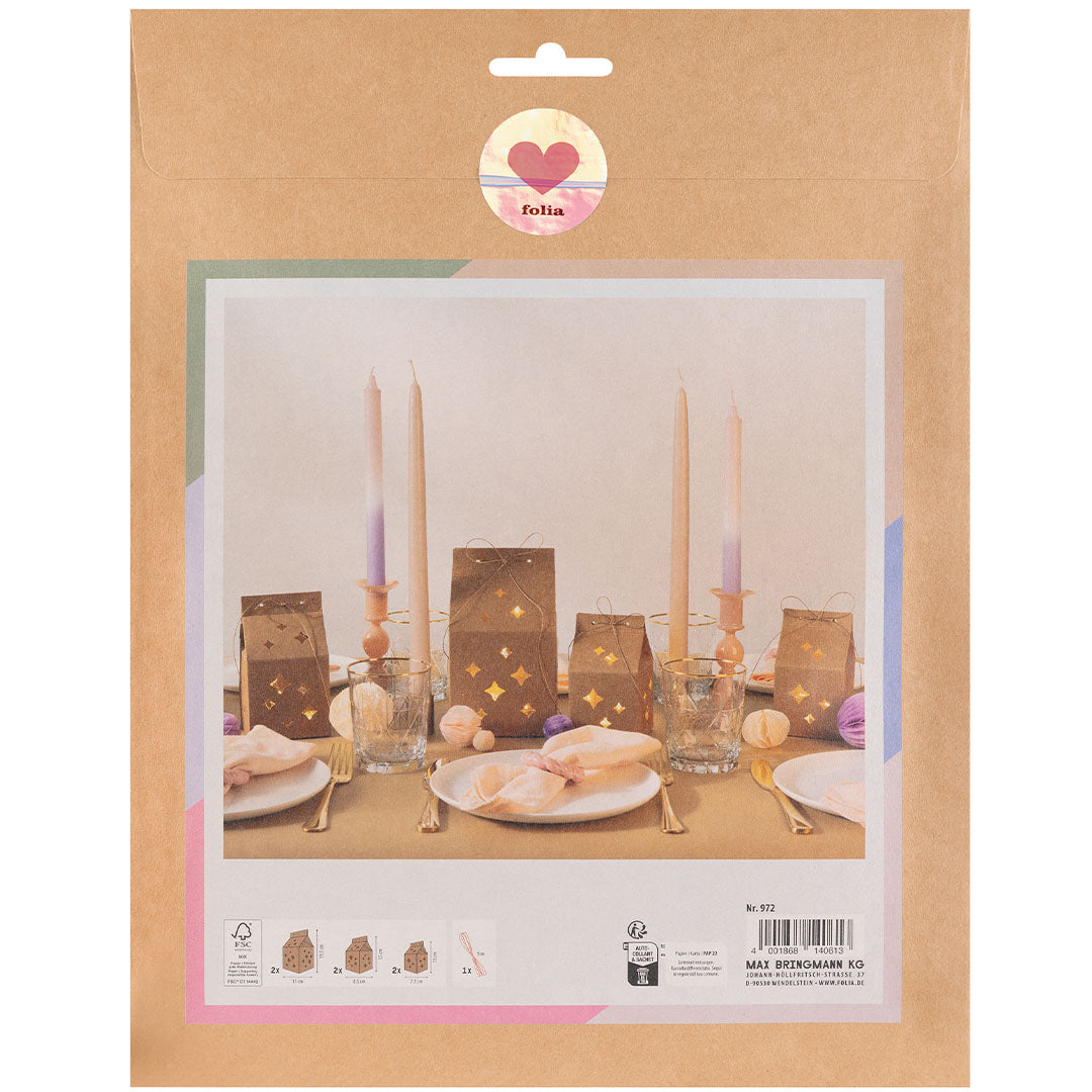 Achterkant van de verpakking van de Folia Star Gift Boxes met een voorbeeld van de cadeauzakjes op een gedekte tafel.