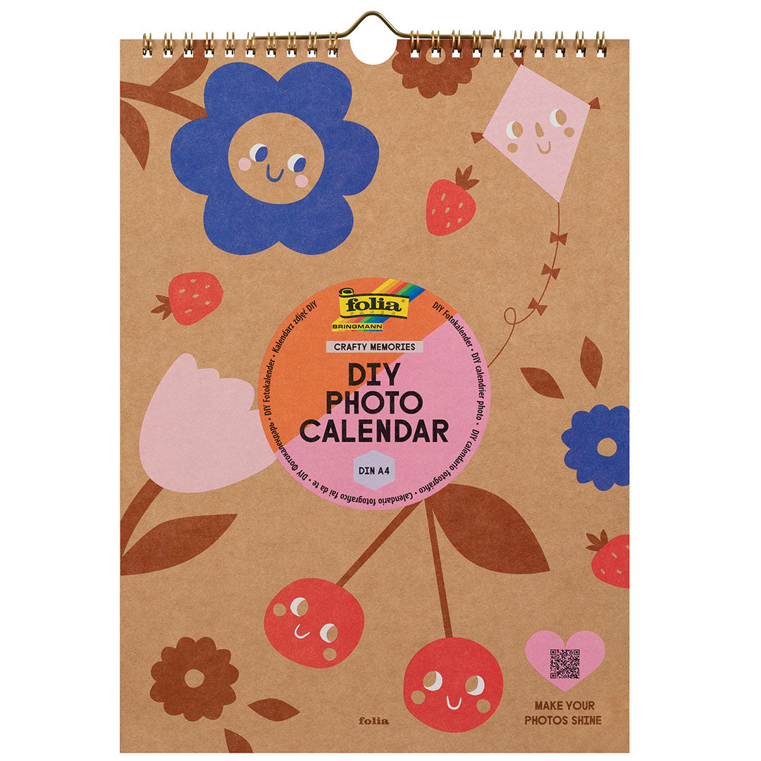 Folia DIY fotokalender verpakking met bloemen, fruit en een vlieger op een bruine achtergrond.