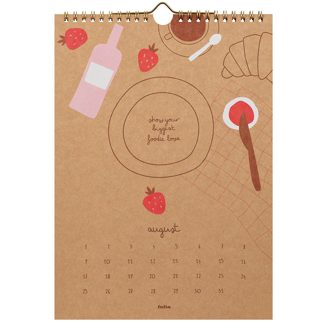 Folia wandkalenderpagina voor augustus met ontbijtitems zoals aardbeien en koffie.