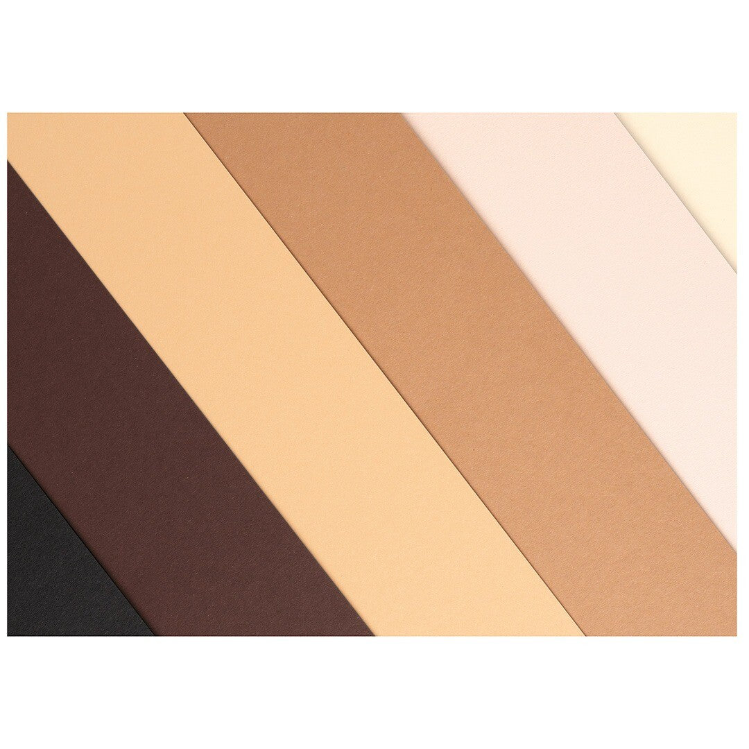 folia kartonpapier in verschillende neutrale kleuren, diagonaal gerangschikt.