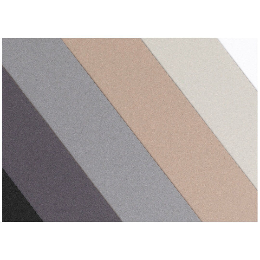 folia kartonpapier in diagonale stroken van verschillende grijstinten, beige en wit.