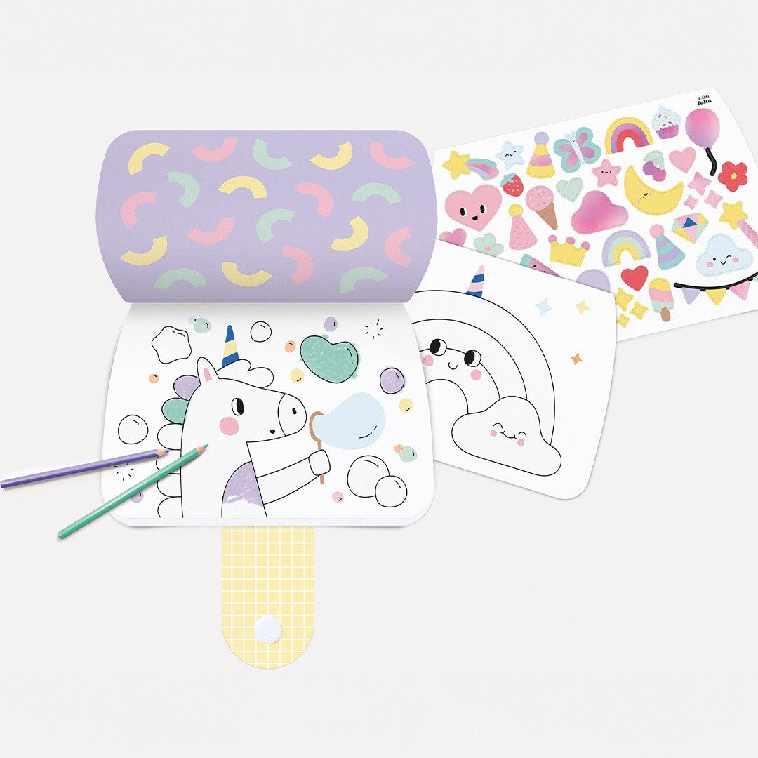 Open sticker en kleurboek met een eenhoorn tekening, kleurpotloden en een vel stickers.