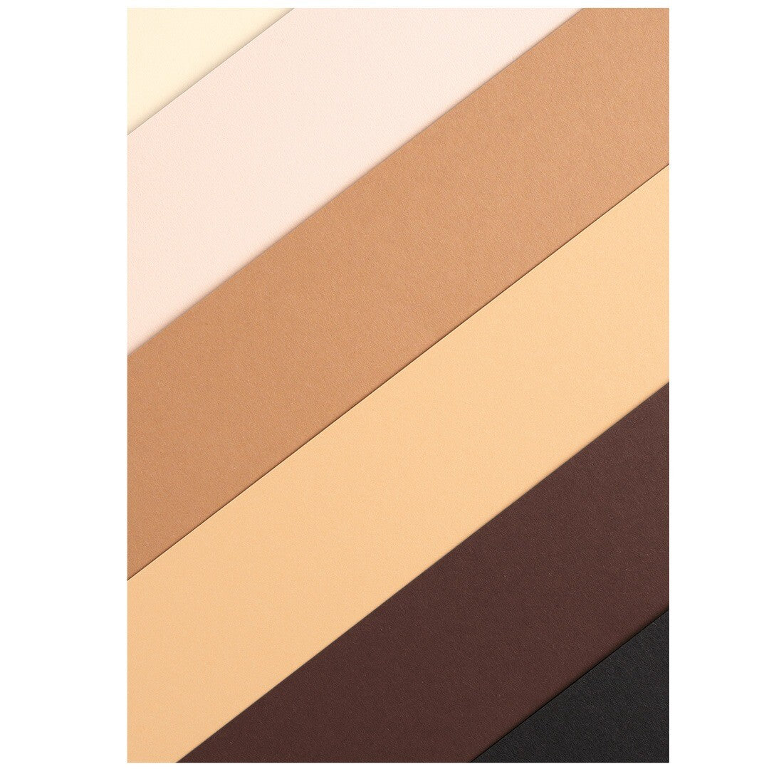 Knutselpapier in een diagonaal patroon van verschillende huidtinten, van lichtbeige tot donkerbruin.