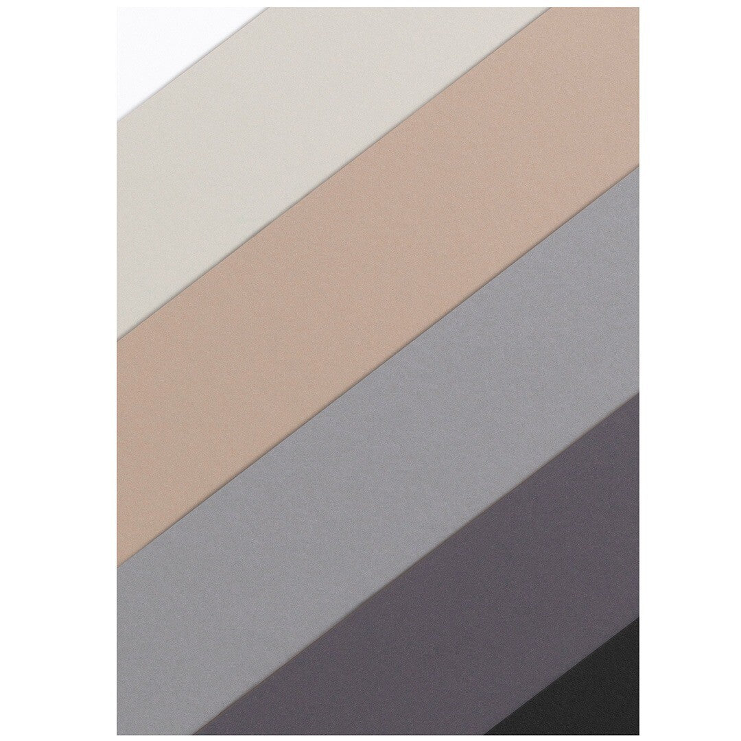 Detail van Folia knutselpapier fotokarton A4, met verschillende diagonale stroken in grijze en beige tinten.
