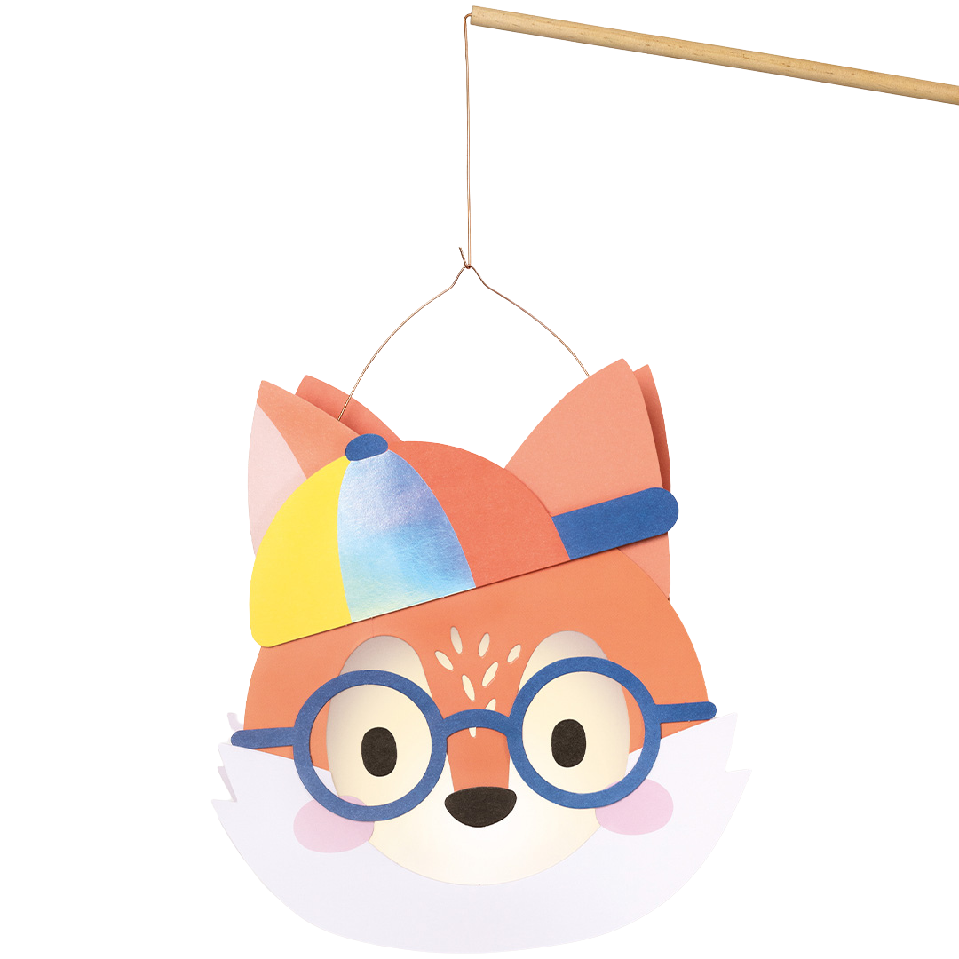 Folia knutselset lantaarn in de vorm van een vos met een pet en bril, hangend aan een stok.