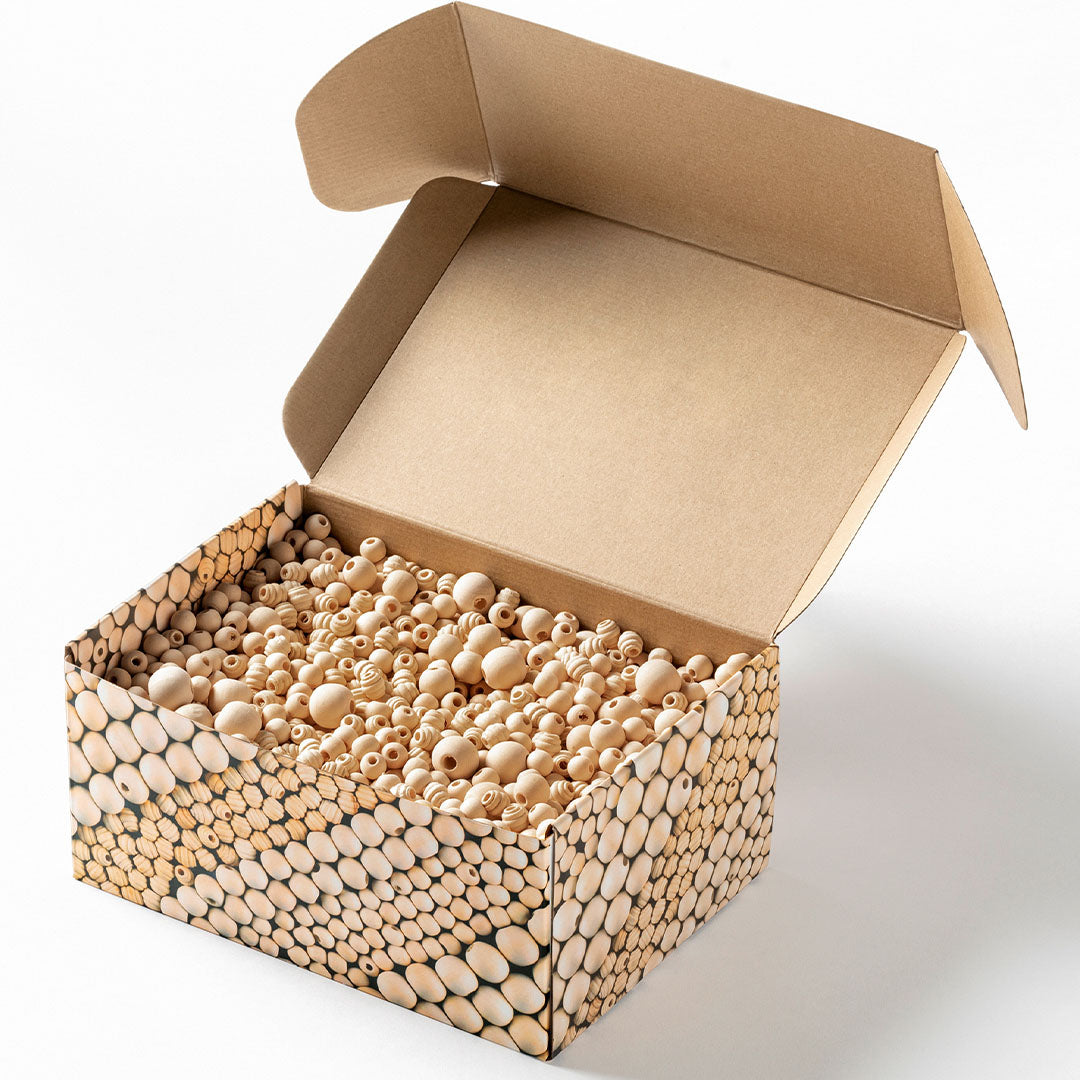 Open kartonnen doos van Folia, gevuld met een grote hoeveelheid naturel houten kralen.