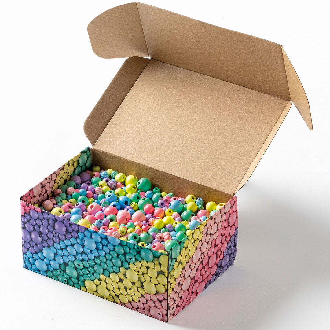 Een open doos gevuld met veelkleurige houten kralen in pastelkleuren, met een kralenpatroon op de buitenkant van de doos.