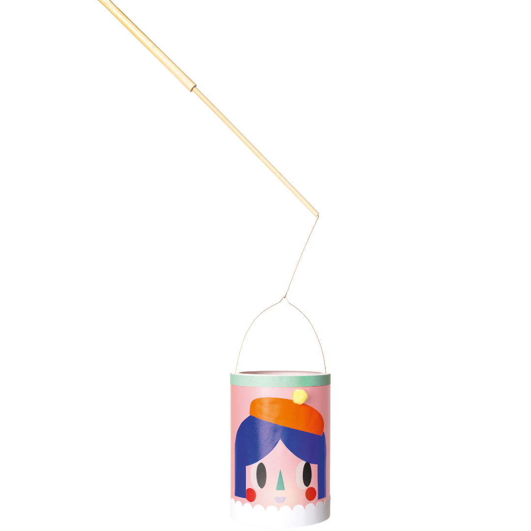 Folia houten lantaarnhouder met een roze papieren lantaarn met cartoon gezicht.