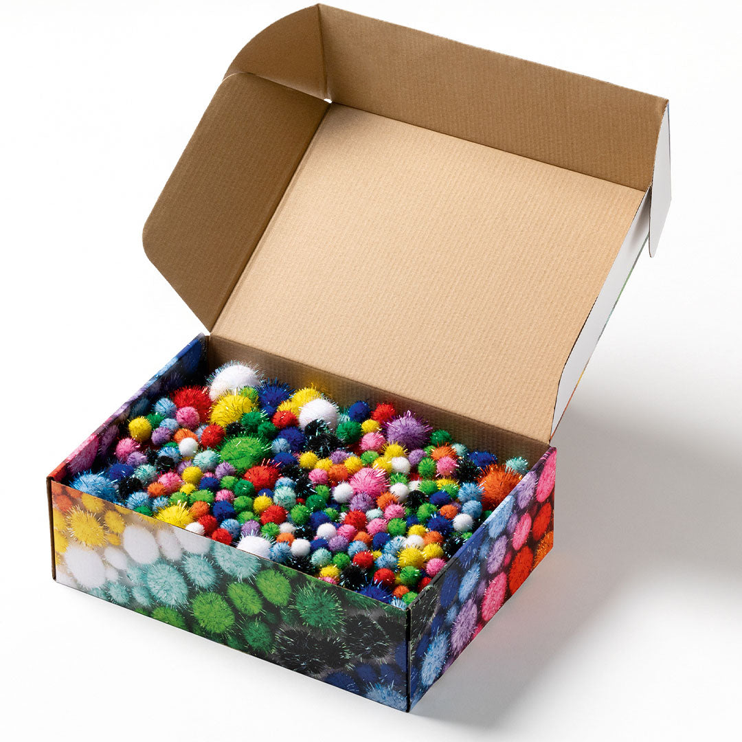 Een open kartonnen doos gevuld met veelkleurige glitter pompoms.