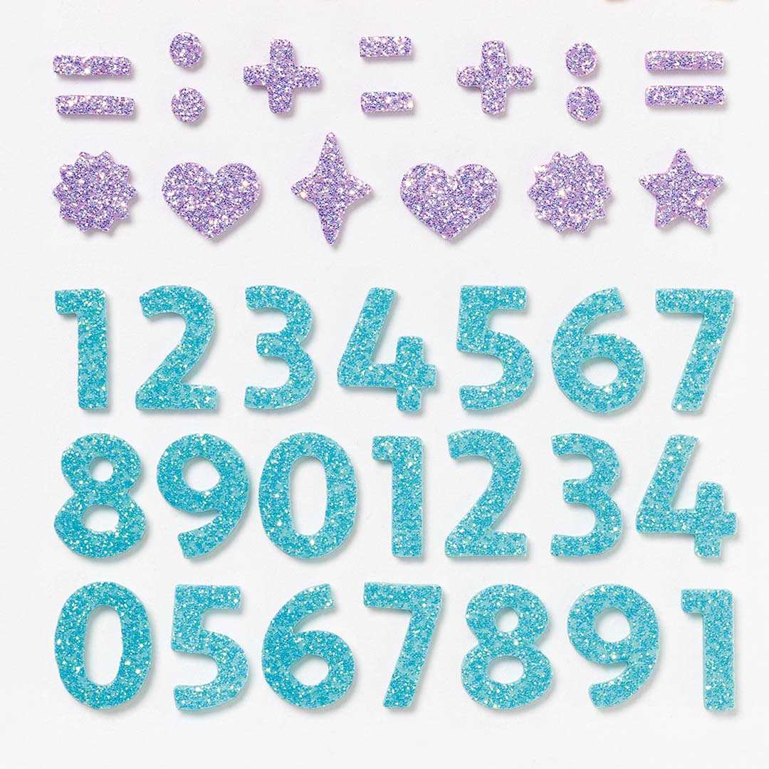Detail van Folia blauwe glitter cijferstickers en paarse glitter vormen en rekensymbolen.