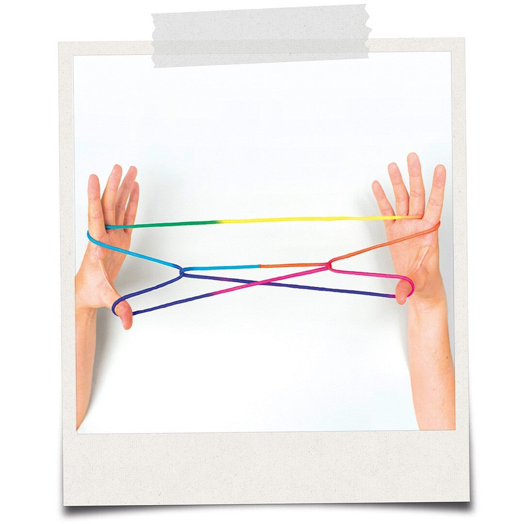 Twee handen demonstreren een open patroon met het veelkleurige Finger Twist touwspel.