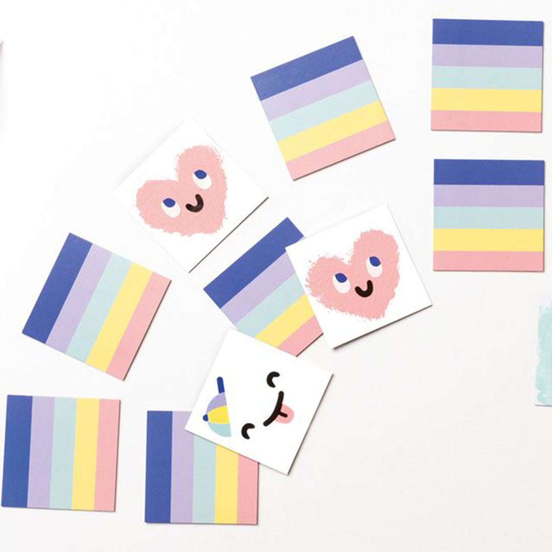 Meerdere voltooide DIY kaarten van de folia hobbyset, met regenboogpatronen en hartjesgezichtjes.