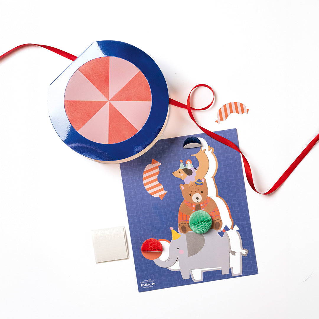 Onderdelen van de folia DIY circus lantaarn knutselset, inclusief de ronde basis en de dierenfiguren.