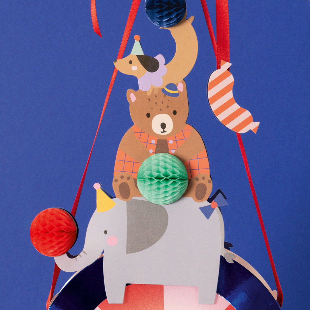 Detail van de folia circus lantaarn met gestapelde papieren olifant, beer en hond.