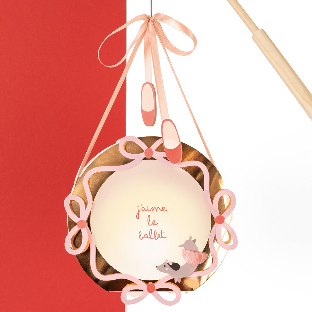 Een afgewerkte Tiny Dancers lantaarn met gouden rand, roze strikken, balletmuis en de tekst 'j'aime le ballet'.