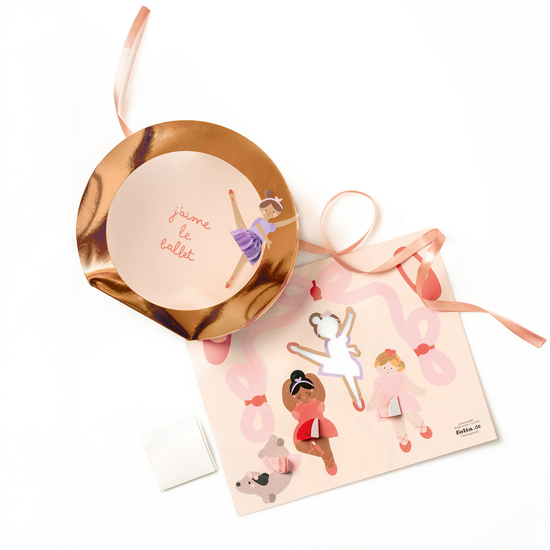 Onderdelen van de folia knutselset voor een Tiny Dancers lantaarn, inclusief een gouden cirkel en roze vellen met ballerina's.