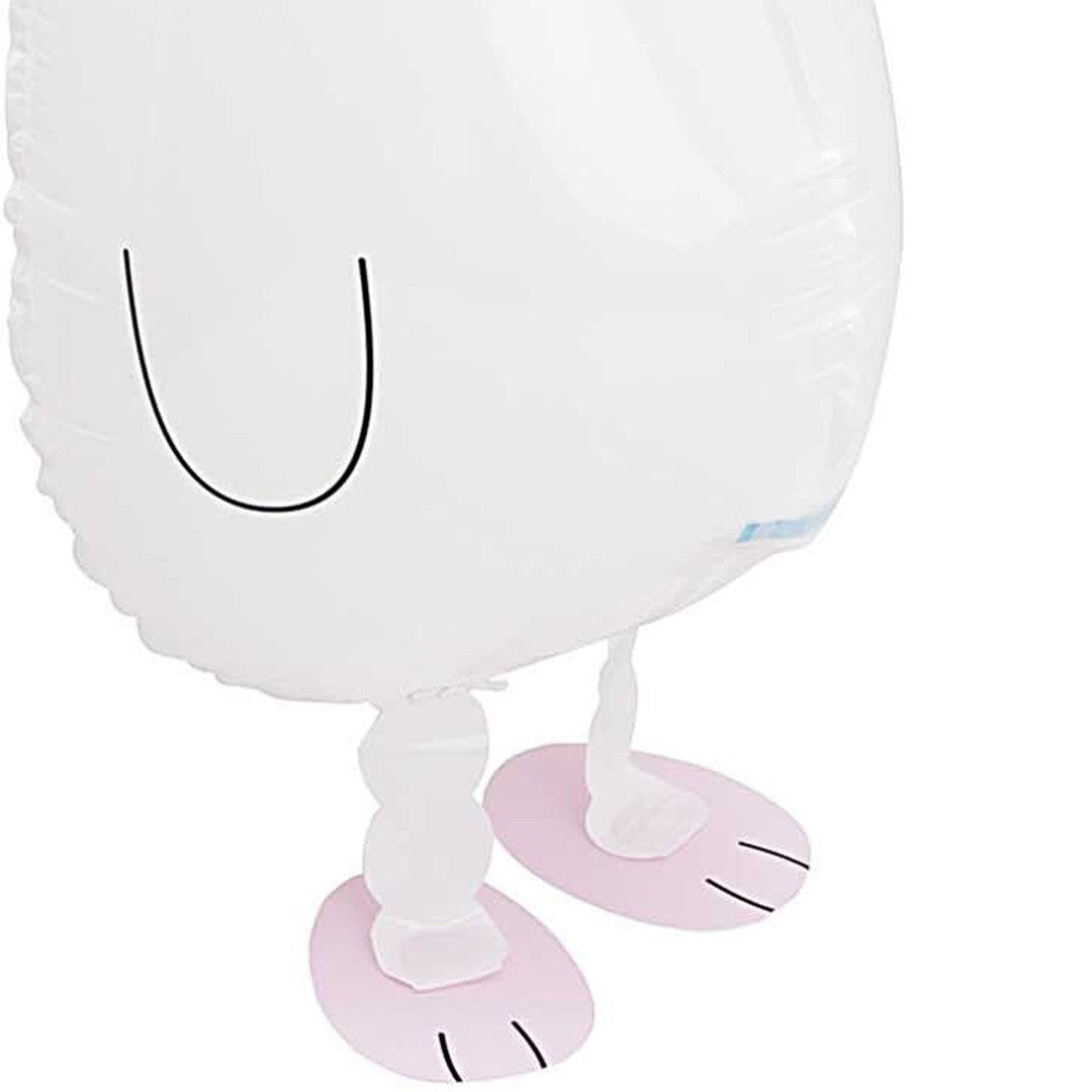 Detail van de roze voeten van de witte Rico Design folieballon in de vorm van een konijn.
