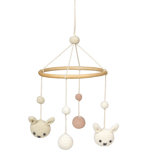 Franck & Fischer babymobiel met houten ring en gehaakte konijnenhoofdjes en balletjes in beige, wit en roze.