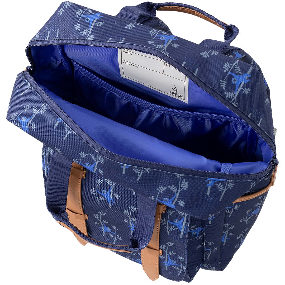 Open Fresk kinderrugzak met blauw apenpatroon, met zicht op de binnenkant en naamlabel.