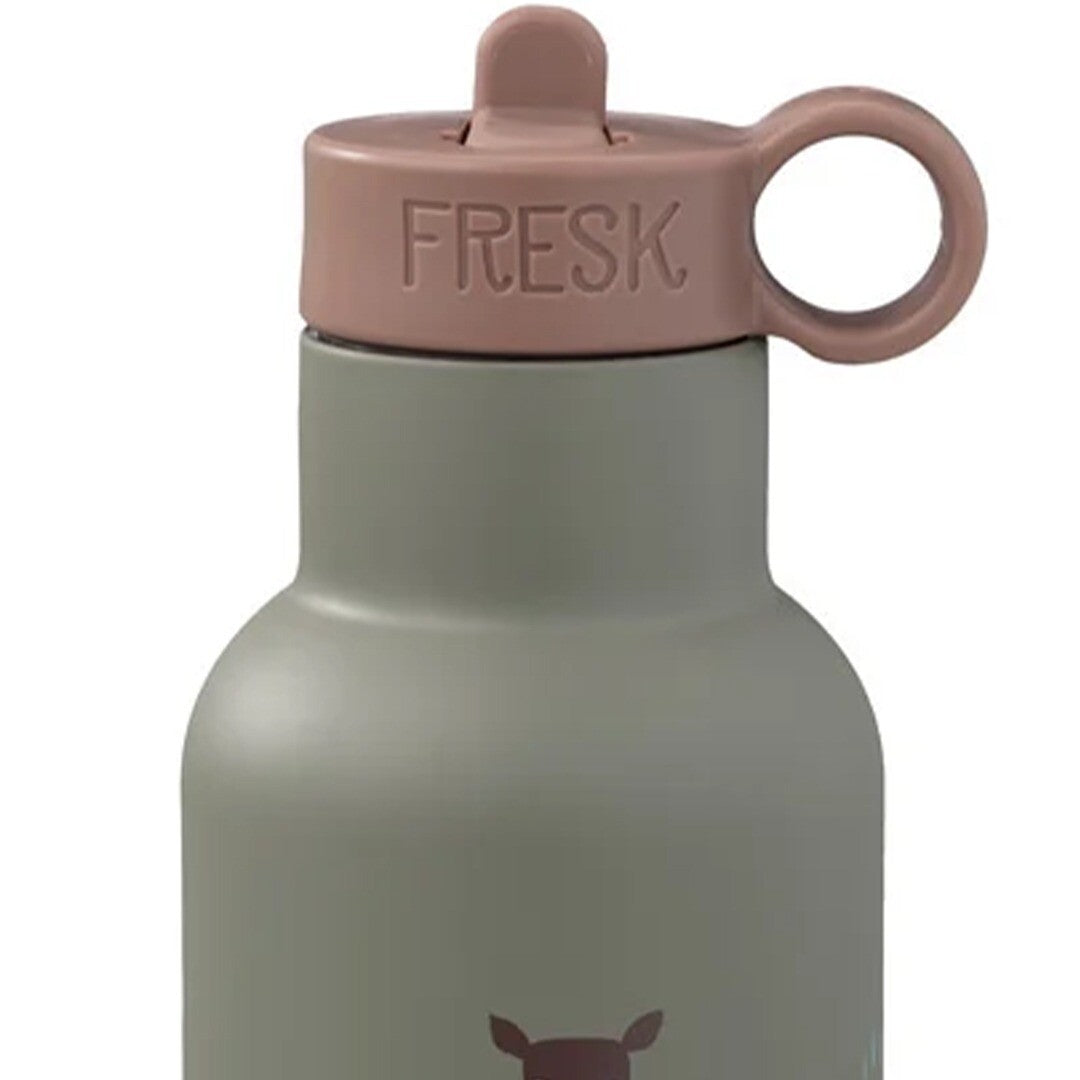 Grijze thermosfles met een bruine Fresk drinkdop.