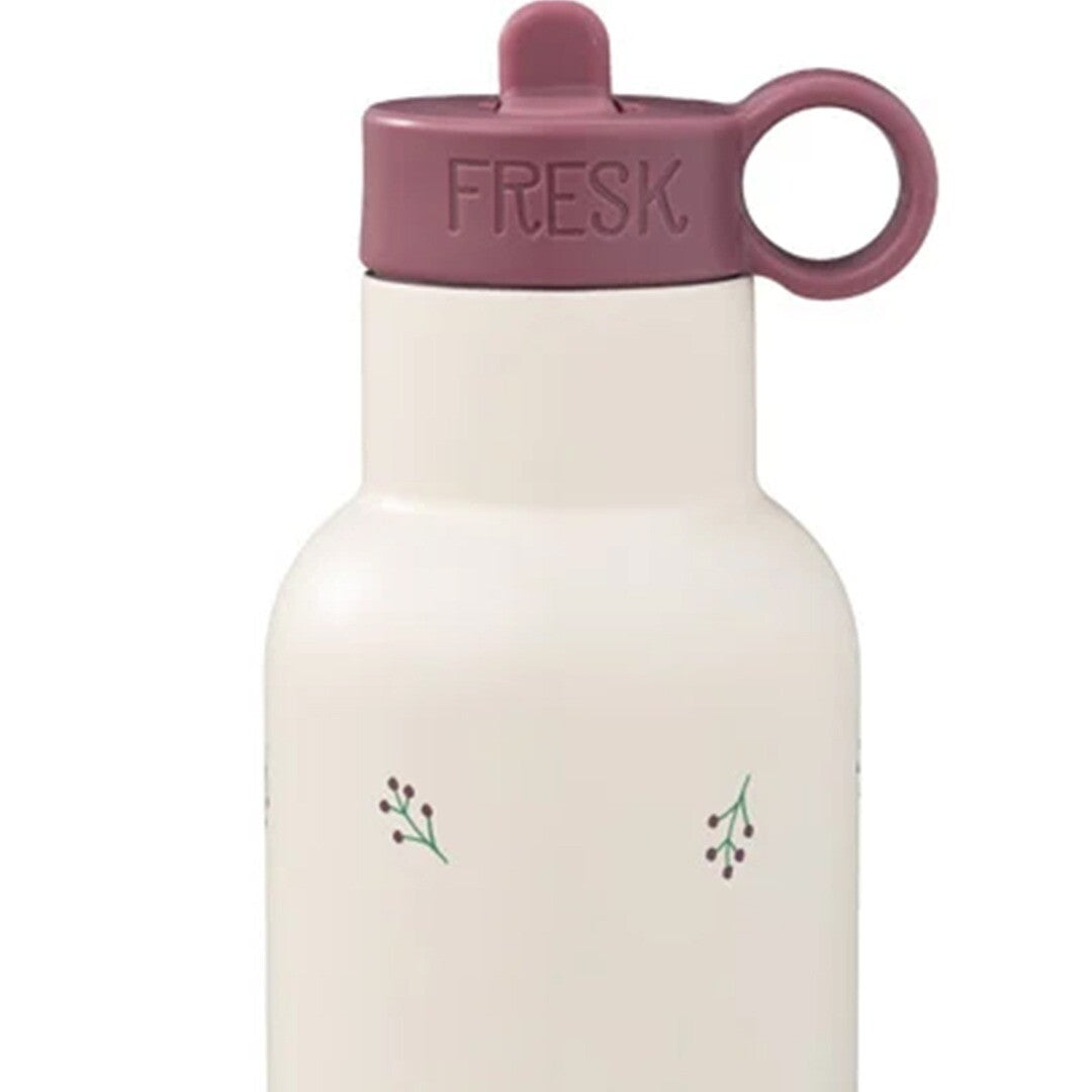 Fresk burgundy vervangende drinkdeksel op een lichtgekleurde thermosfles met plantenpatroon.