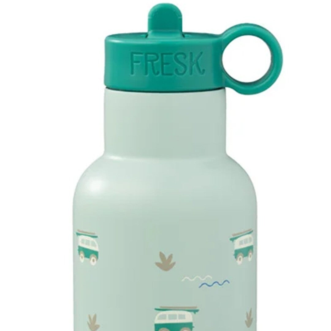 Fresk groene dop voor thermosfles op een lichtgroene fles met campervan-patroon.