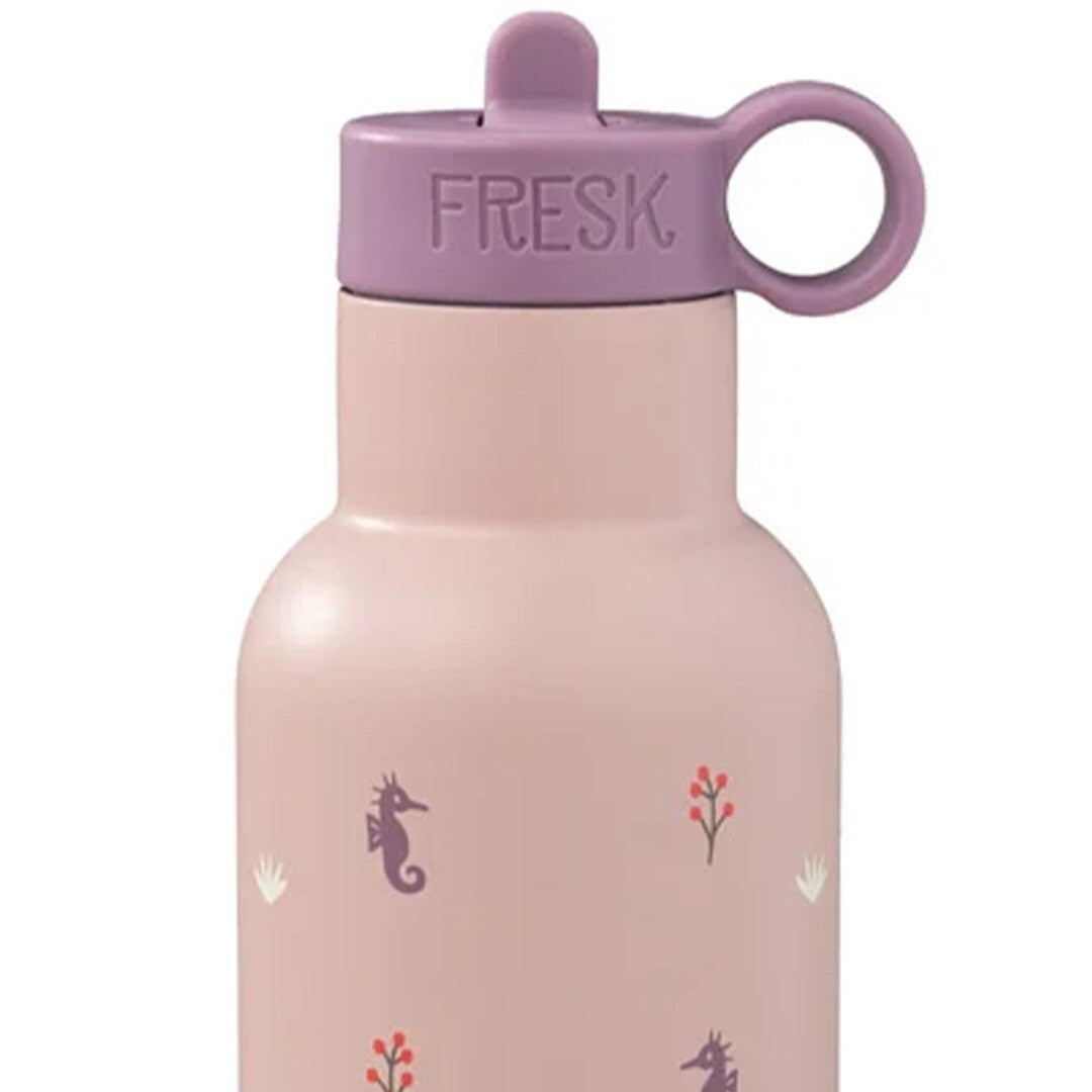 Fresk mauve vervangende drinkdeksel op een roze thermosfles met zeepaardjespatroon.