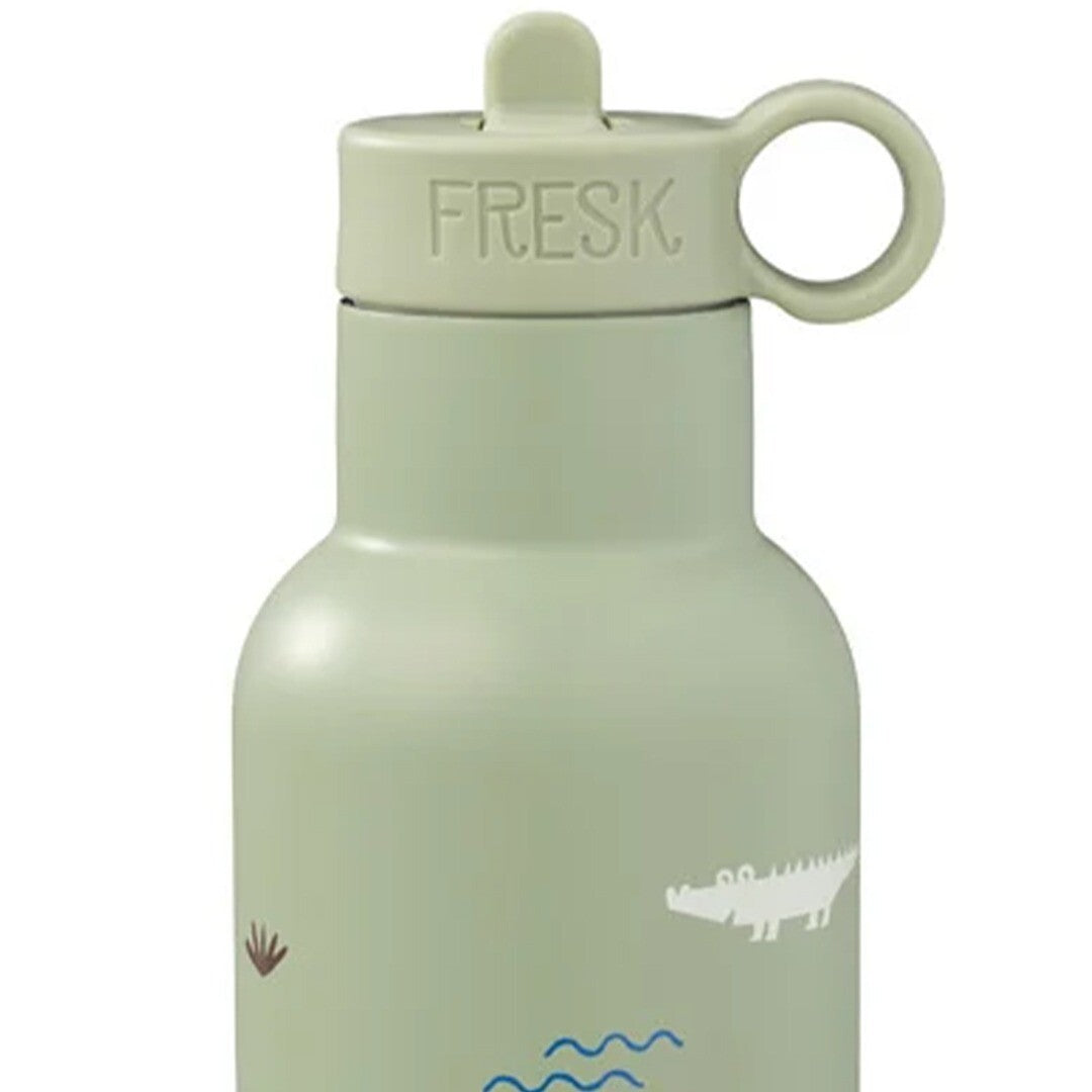 Fresk mosgroene drinkdop op een thermosfles met een witte krokodil.