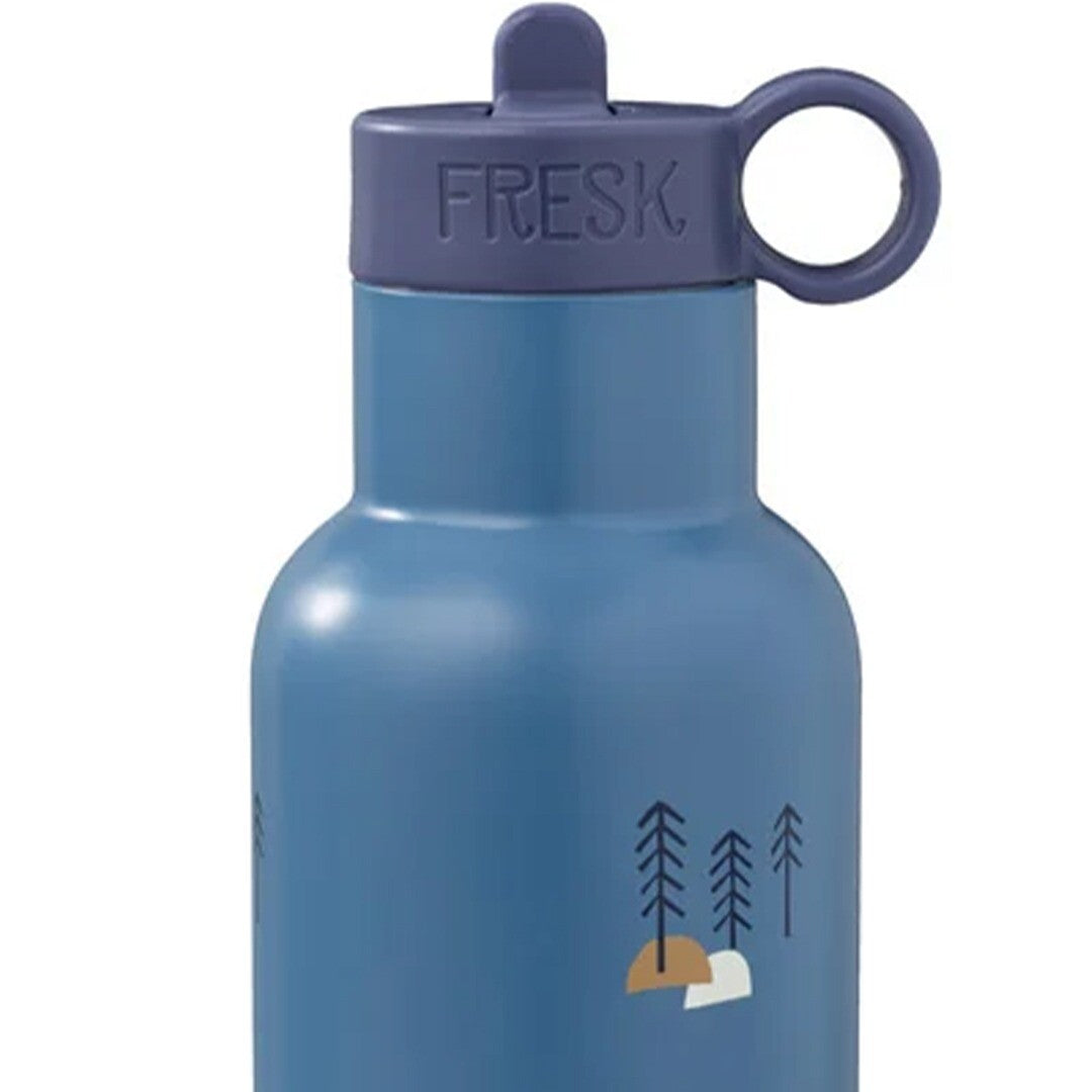 Fresk blauwe thermosfles met marineblauwe dop en een bosprint.