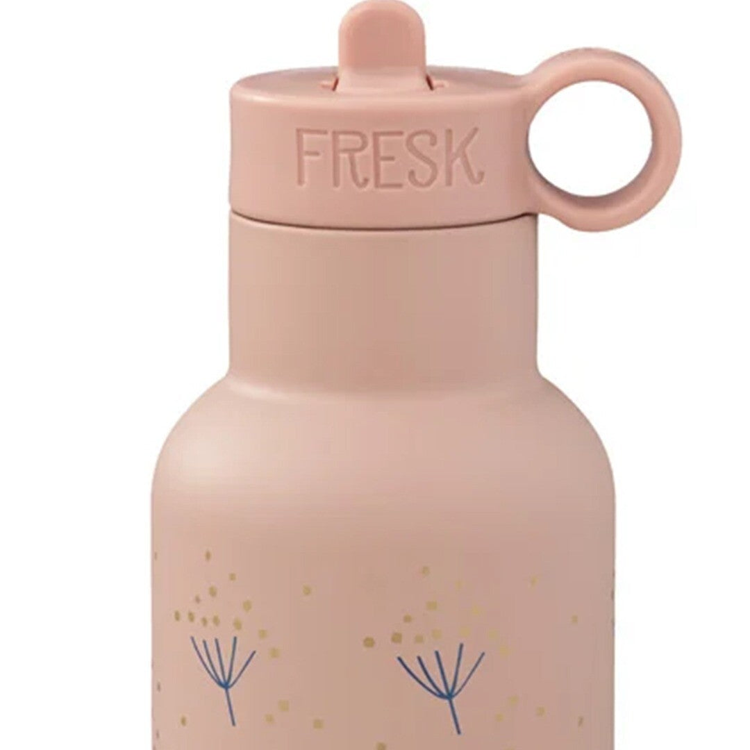 Fresk roze thermosfles met deksel en subtiel patroon.