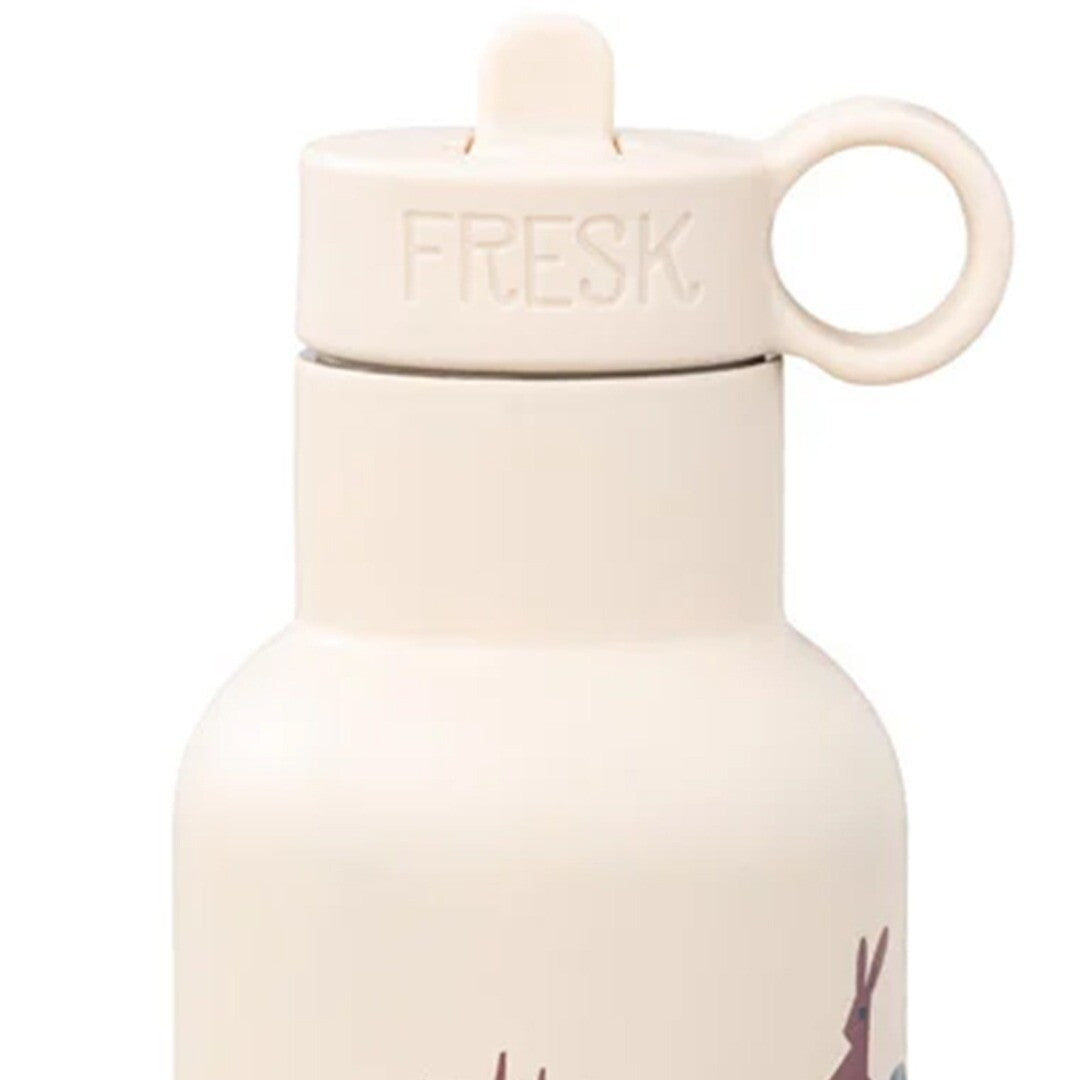 Fresk beige plastic vervangende dop op een thermosfles, met drinktuit en handvat.